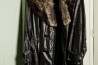 Vieux manteau de cuir et de fourrure