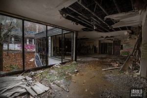 L’hôtel abandonné au pied de la montagne