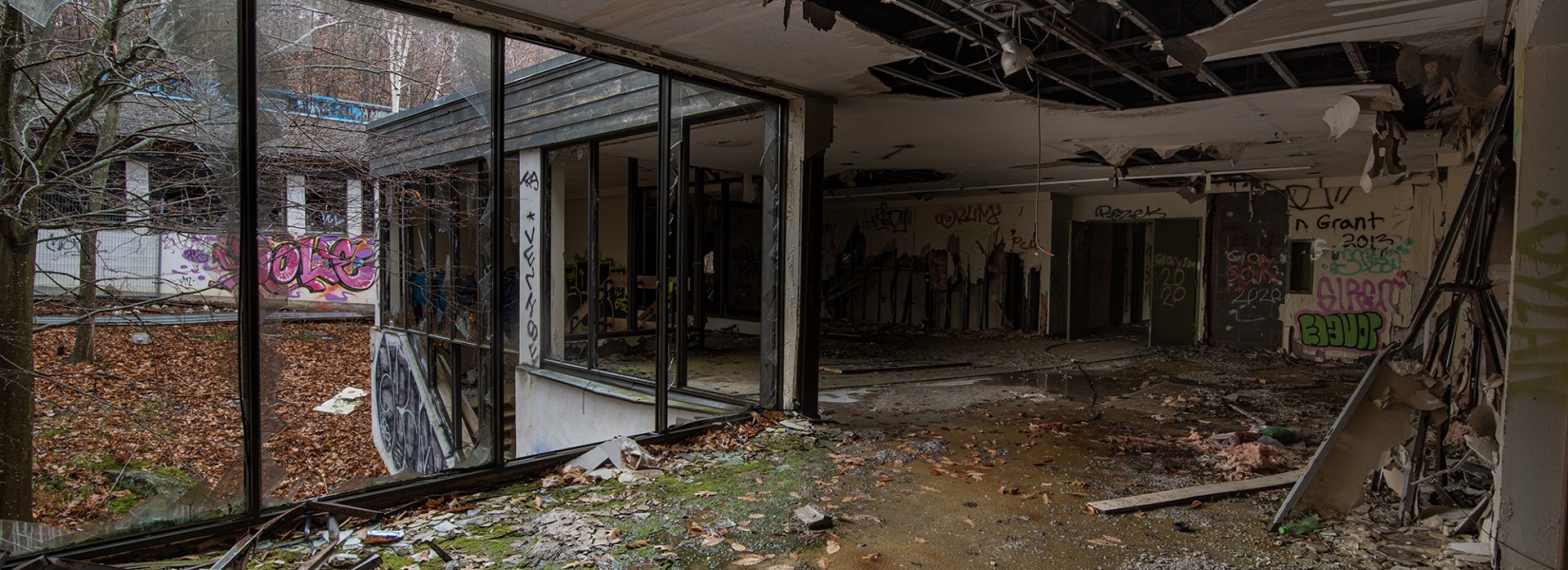 L’hôtel abandonné au pied de la montagne